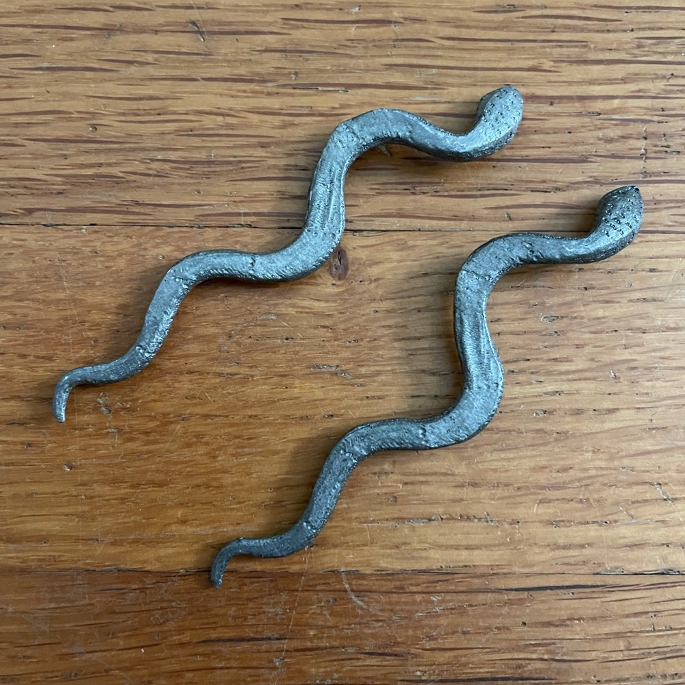 Vintage Metal Set of Two Snake Figurines - Picture 2 of 5